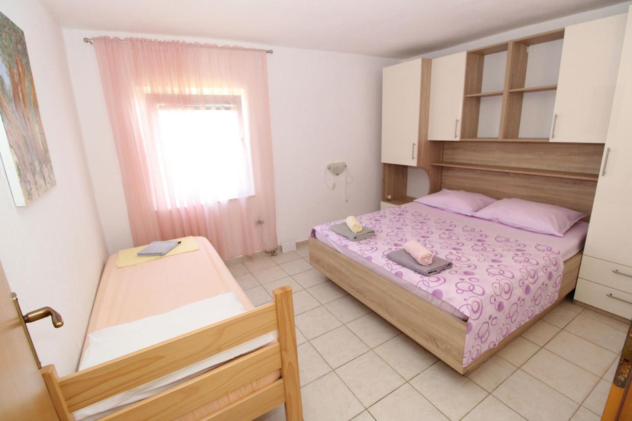 Apartment Marija Колан Екстериор снимка