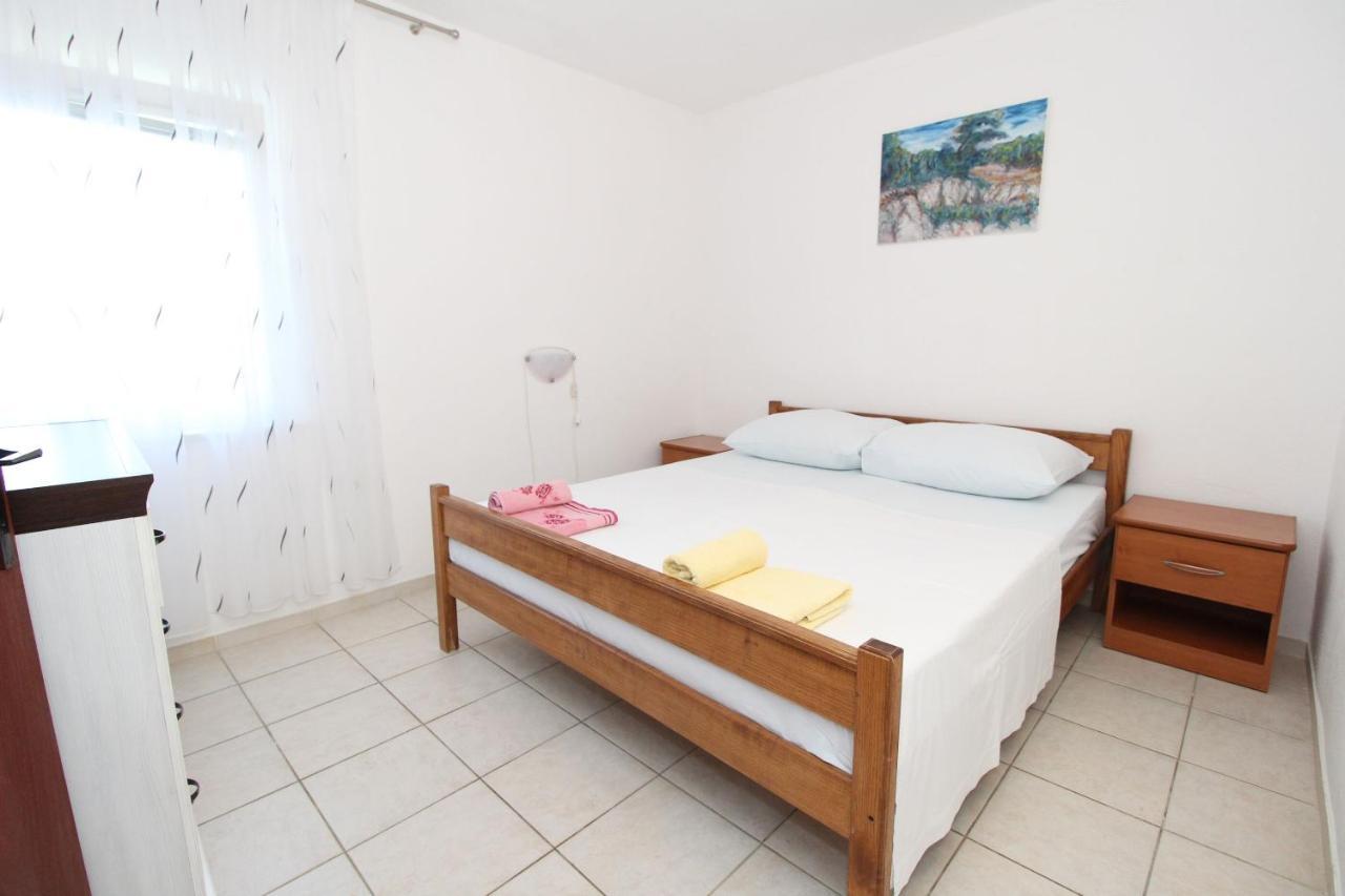 Apartment Marija Колан Екстериор снимка